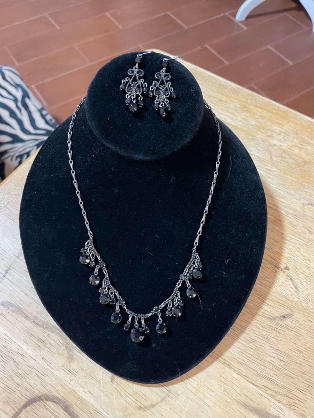 Black crystal silver tone dangle silver necklace earring set rhinestones 17.5 in - Picture 3 of 10